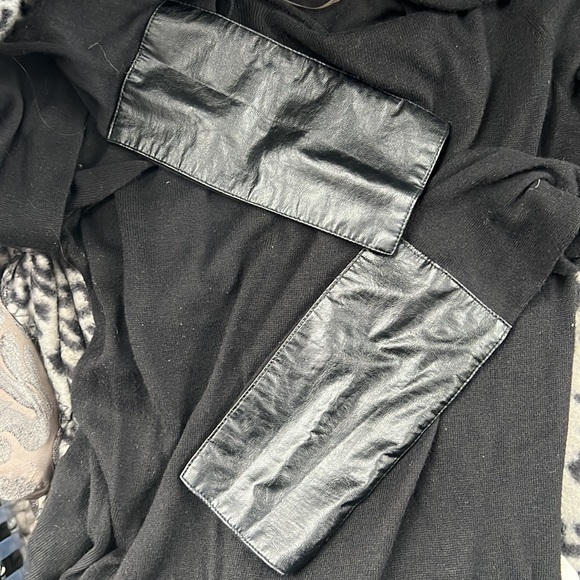 3 for $20 💜 REITMANS Sweater - Picture 6 of 6